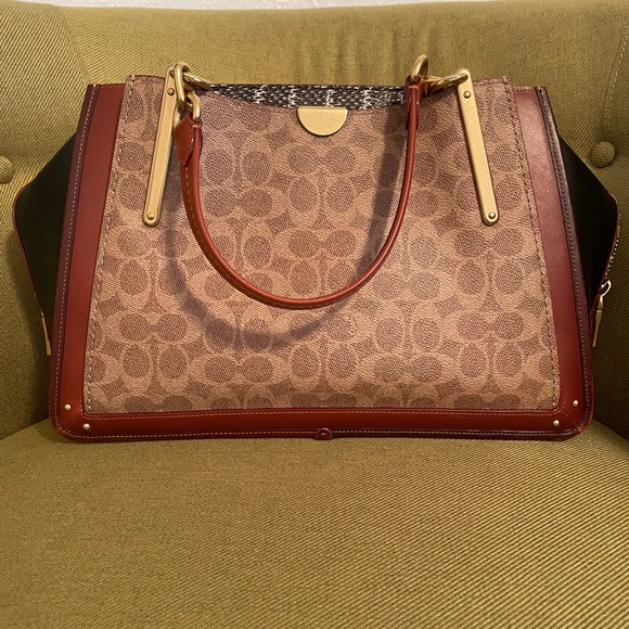 Beautiful designer Coach shoulder bag